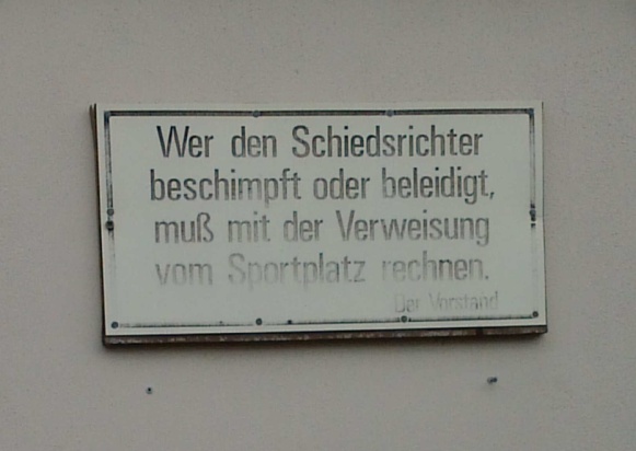 Am Ruppersdorfer Vereinsgebäude - Trotz der Fehlentscheidung hielten sich die Mittelherwigsdorfer daran.